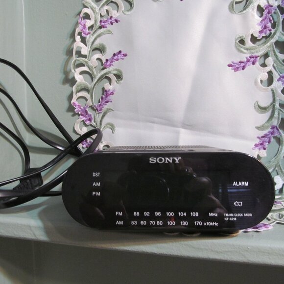 Sony ICF-C218 FM/AM Clock Radio Dream Machine w/ Auto Time Set Tested & Working - Picture 2 of 10